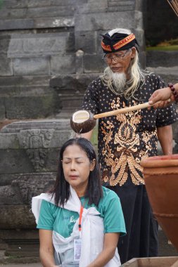 Ruwatan alayı. Ruwatan, Cava kültüründe kötülükten kurtulmayı ya da kargaşadan bir şeyler kurtarmayı amaçlayan törenlerden biridir..