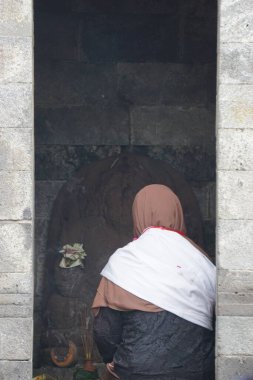 Ruwatan alayı. Ruwatan, Cava kültüründe kötülükten kurtulmayı ya da kargaşadan bir şeyler kurtarmayı amaçlayan törenlerden biridir..