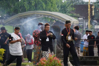 Ruwatan alayı. Ruwatan, Cava kültüründe kötülükten kurtulmayı ya da kargaşadan bir şeyler kurtarmayı amaçlayan törenlerden biridir..