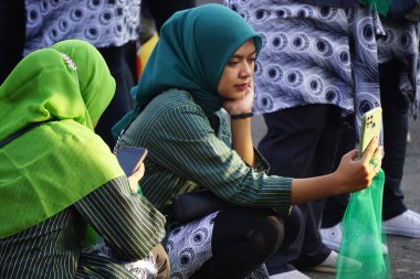 Geleneksel kıyafetleri olan bir grup Endonezyalı kadın..