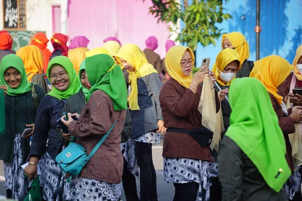 一群身穿传统服装的印度尼西亚妇女 — 图库照片