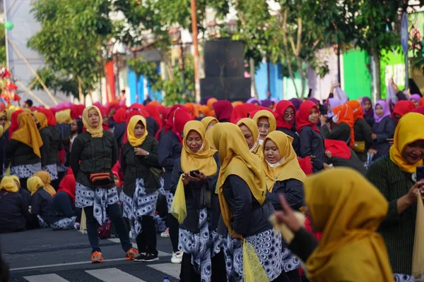의상을 일단의 인도네시아 여자들 — 스톡 사진