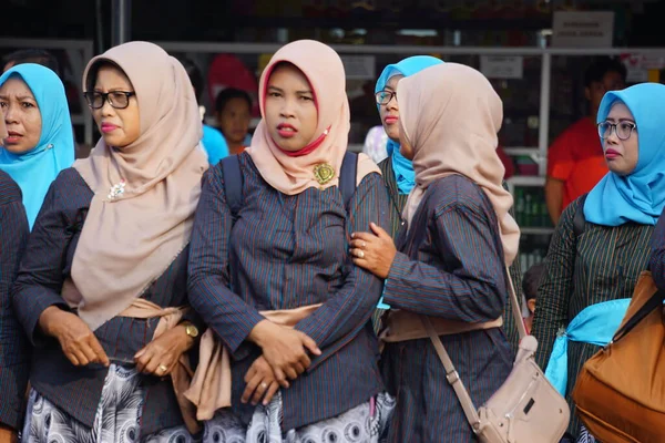 一群身穿传统服装的印度尼西亚妇女 — 图库照片