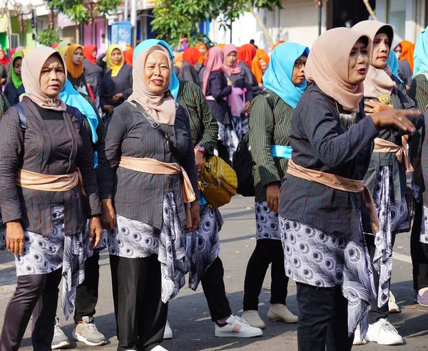 의상을 일단의 인도네시아 여자들 — 스톡 사진
