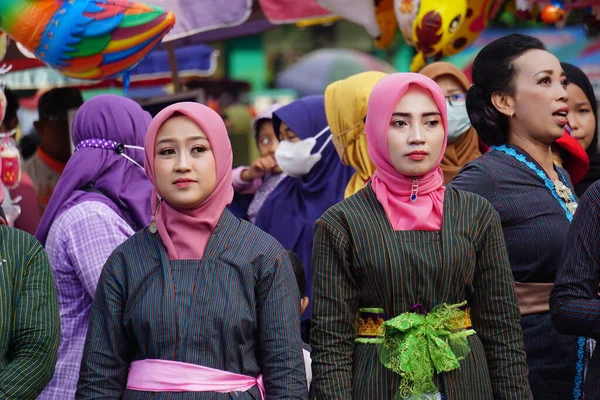 インドネシアの伝統的な服を着た女性のグループ — ストック写真