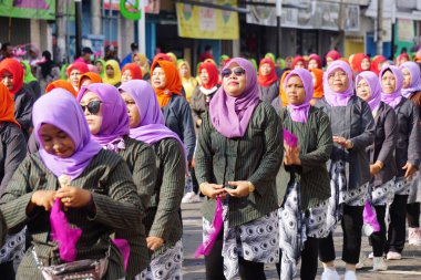 Endonezyalı ulusal eğitim gününü kutlamak için geleneksel bir flash mob dansı yapıyor.