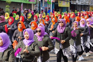 Endonezyalı ulusal eğitim gününü kutlamak için geleneksel bir flash mob dansı yapıyor.