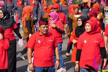 Endonezyalı ulusal eğitim gününü kutlamak için geleneksel bir flash mob dansı yapıyor.