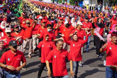 Endonezyalı ulusal eğitim gününü kutlamak için geleneksel bir flash mob dansı yapıyor.