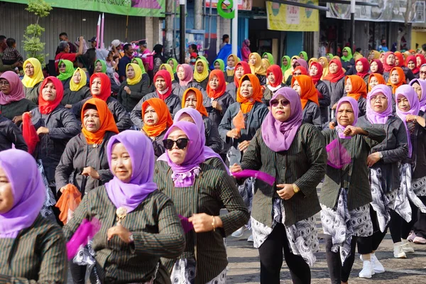 Indonesio Hacer Flash Mob Baile Tradicional Para Celebrar Día Nacional —  Fotos de Stock