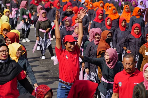 Indonesiër Doen Een Flash Mob Traditionele Dans Nationale Onderwijsdag Vieren — Stockfoto