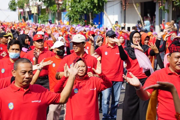 Indonesiska Gör Flash Mob Traditionell Dans För Att Fira Nationell — Stockfoto
