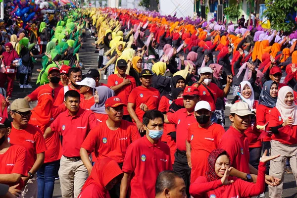 Indonezyjczyk Zrobić Flash Mob Tradycyjny Taniec Okazji Dnia Edukacji Narodowej — Zdjęcie stockowe