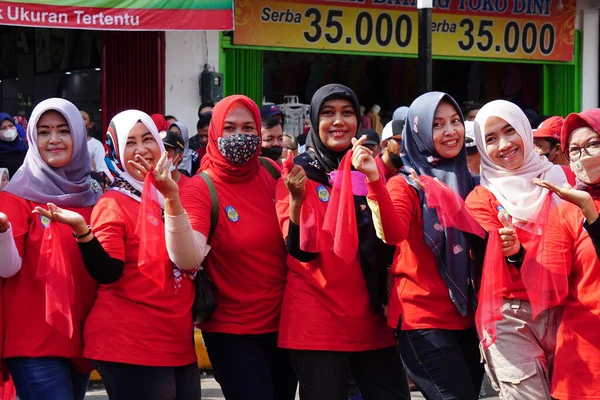 Indonésio Fazer Uma Dança Tradicional Flash Mob Para Comemorar Dia — Fotografia de Stock
