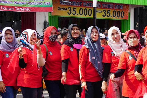 Indonésio Fazer Uma Dança Tradicional Flash Mob Para Comemorar Dia — Fotografia de Stock