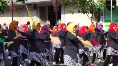 Endonezyalı ulusal eğitim gününü kutlamak için geleneksel bir flash mob dansı yapıyor.