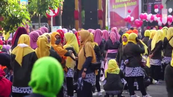 Индонезиец Устраивает Флешмоб Традиционный Танец Честь Национального Дня Образования — стоковое видео