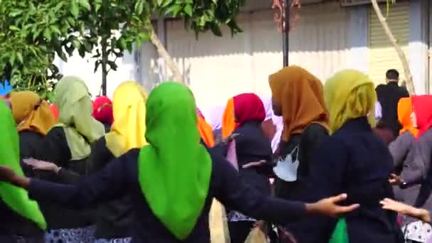 Indonesiër Doen Een Flash Mob Traditionele Dans Nationale Onderwijsdag Vieren — Stockvideo