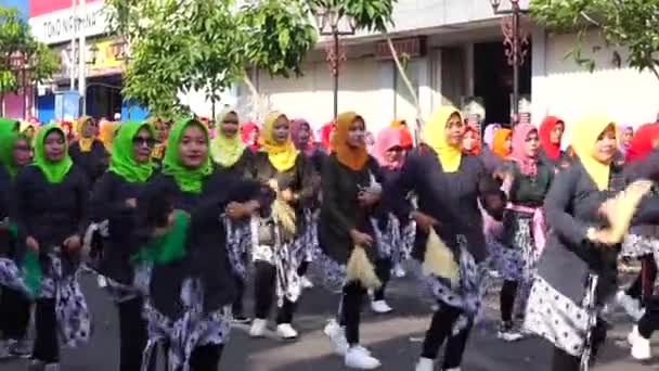 Indonesiër Doen Een Flash Mob Traditionele Dans Nationale Onderwijsdag Vieren — Stockvideo