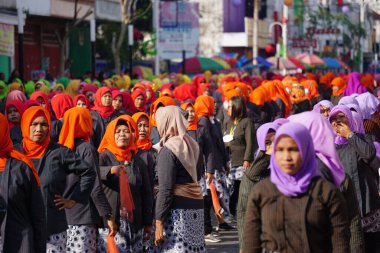 Endonezyalı ulusal eğitim gününü kutlamak için geleneksel bir flash mob dansı yapıyor.
