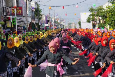 Endonezyalı ulusal eğitim gününü kutlamak için geleneksel bir flash mob dansı yapıyor.