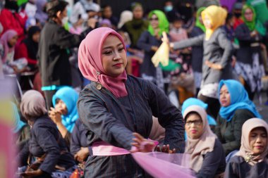 Endonezyalı ulusal eğitim gününü kutlamak için geleneksel bir flash mob dansı yapıyor.