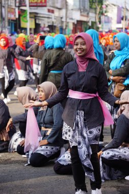 Endonezyalı ulusal eğitim gününü kutlamak için geleneksel bir flash mob dansı yapıyor.