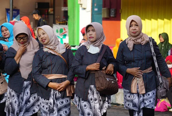 Indonezyjczyk Zrobić Flash Mob Tradycyjny Taniec Okazji Dnia Edukacji Narodowej — Zdjęcie stockowe
