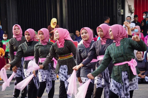 Индонезиец Устраивает Флешмоб Традиционный Танец Честь Национального Дня Образования — стоковое фото
