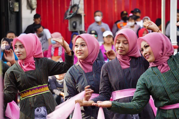 Endonezyalı Ulusal Eğitim Gününü Kutlamak Için Geleneksel Bir Flash Mob — Stok fotoğraf