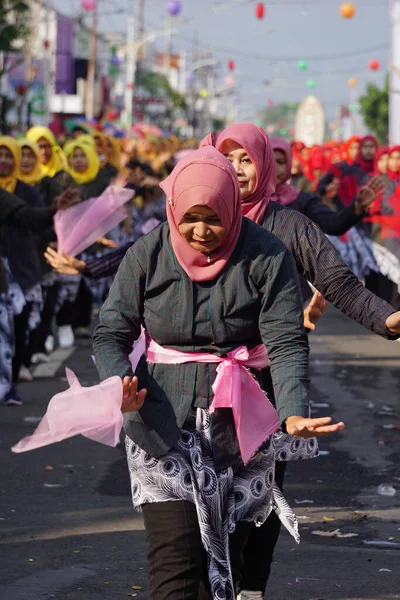 Indonesiër Doen Een Flash Mob Traditionele Dans Nationale Onderwijsdag Vieren — Stockfoto