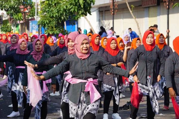 Ινδονησιακή Κάνει Ένα Flash Όχλο Παραδοσιακό Χορό Για Γιορτάσουν Την — Φωτογραφία Αρχείου