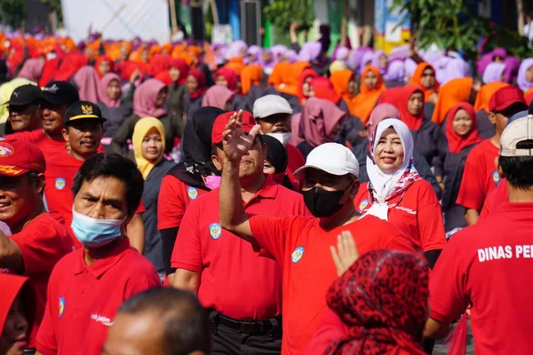 Indonesiska Gör Flash Mob Traditionell Dans För Att Fira Nationell — Stockfoto