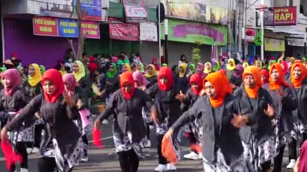 Indonesiska Gör Flash Mob Traditionell Dans För Att Fira Nationell — Stockvideo