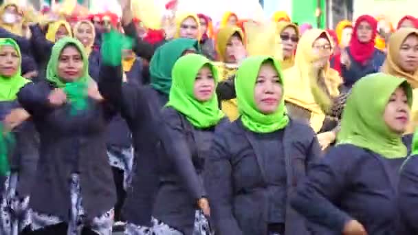 Indonesier Führen Einen Traditionellen Flashmob Tanz Zur Feier Des Nationalen — Stockvideo