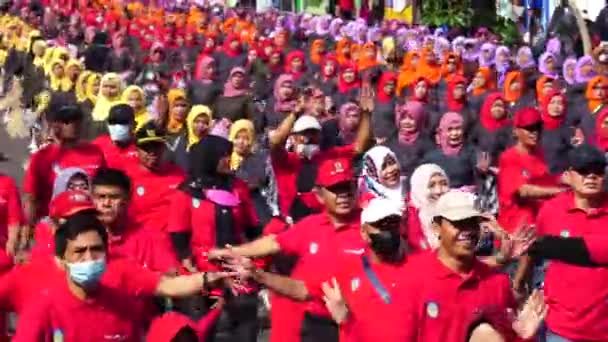 Индонезиец Устраивает Флешмоб Традиционный Танец Честь Национального Дня Образования — стоковое видео