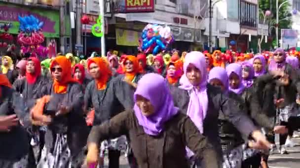 Індонезія Виконує Традиційний Танець Флешмобів Щоб Відсвяткувати День Національної Освіти — стокове відео