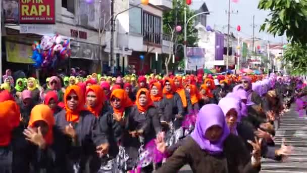 Indonésio Fazer Uma Dança Tradicional Flash Mob Para Comemorar Dia — Vídeo de Stock