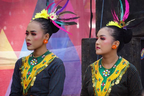 Indonésien Faire Flash Mob Danse Traditionnelle Pour Célébrer Journée Nationale — Photo