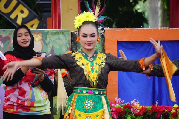 Indonesian Flash Mob Traditional Dance Celebrate National Education Day — Stock Photo, Image