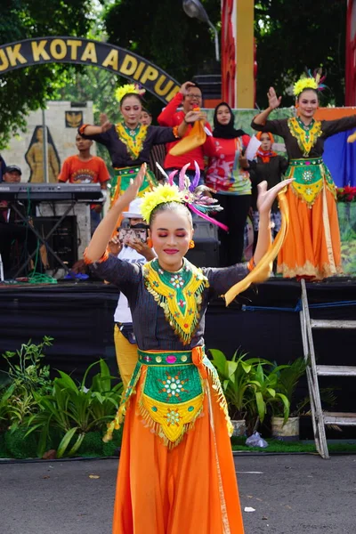 Indonesiano Fare Flash Mob Danza Tradizionale Celebrare Giornata Nazionale Dell — Foto Stock