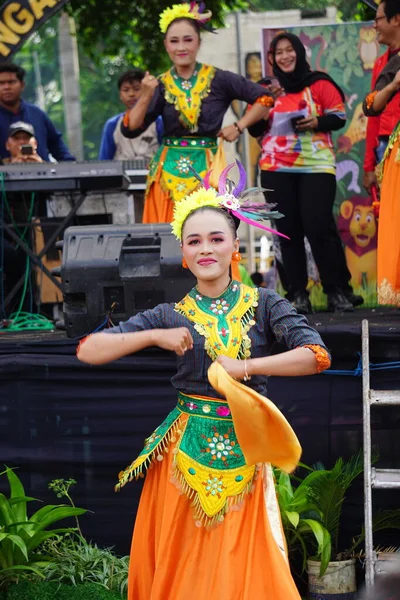 Индонезиец Устраивает Флешмоб Традиционный Танец Честь Национального Дня Образования — стоковое фото