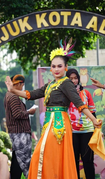 Indonésien Faire Flash Mob Danse Traditionnelle Pour Célébrer Journée Nationale — Photo