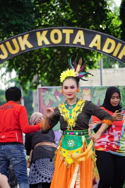 Indonesio Hacer Flash Mob Baile Tradicional Para Celebrar Día Nacional — Foto de Stock