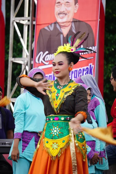 Indonesiano Fare Flash Mob Danza Tradizionale Celebrare Giornata Nazionale Dell — Foto Stock