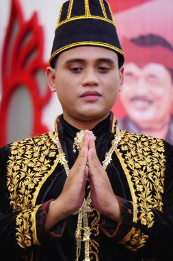 Cava gelinlikli Endonezyalı.