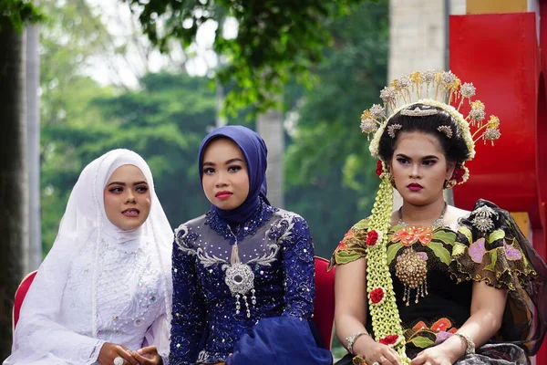 드레스를 인도네시아 사람들 — 스톡 사진