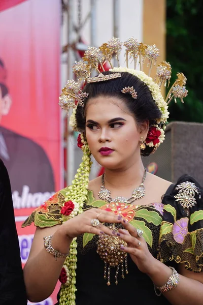 Indonesierin Mit Javanischem Hochzeitskleid — Stockfoto
