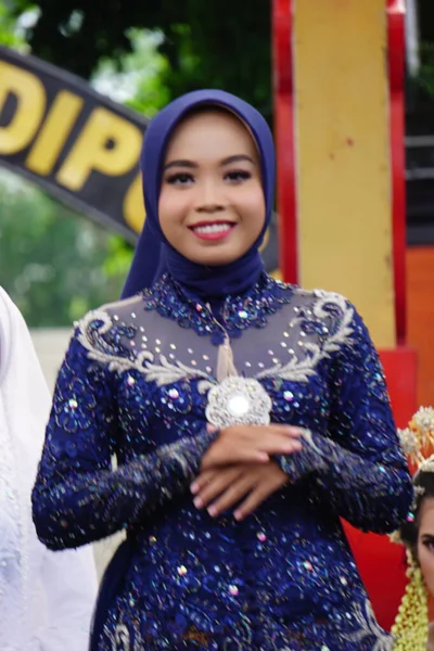 Indonesia Dengan Gaun Pengantin Javanese — Stok Foto