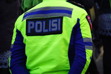 Üniformalı Endonezyalı polis memuru